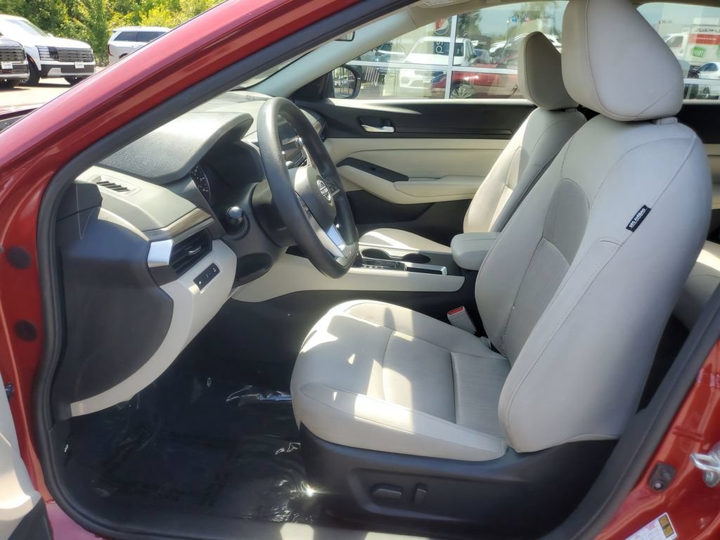 Used 2025 Nissan Altima 2.5 SV FWD image 14