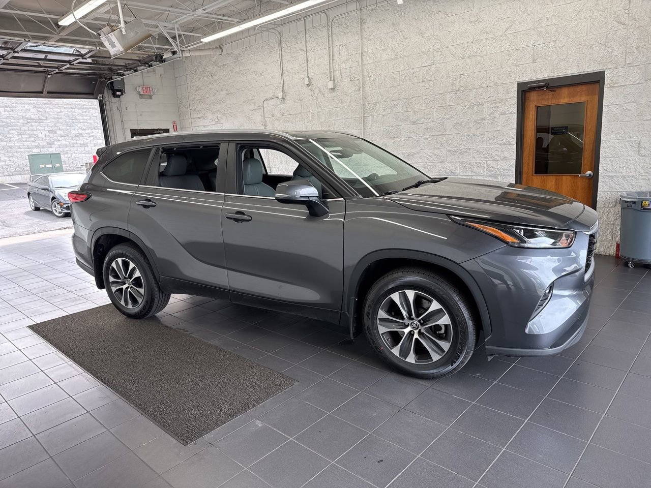 Used 2023 Toyota Highlander XLE image 1