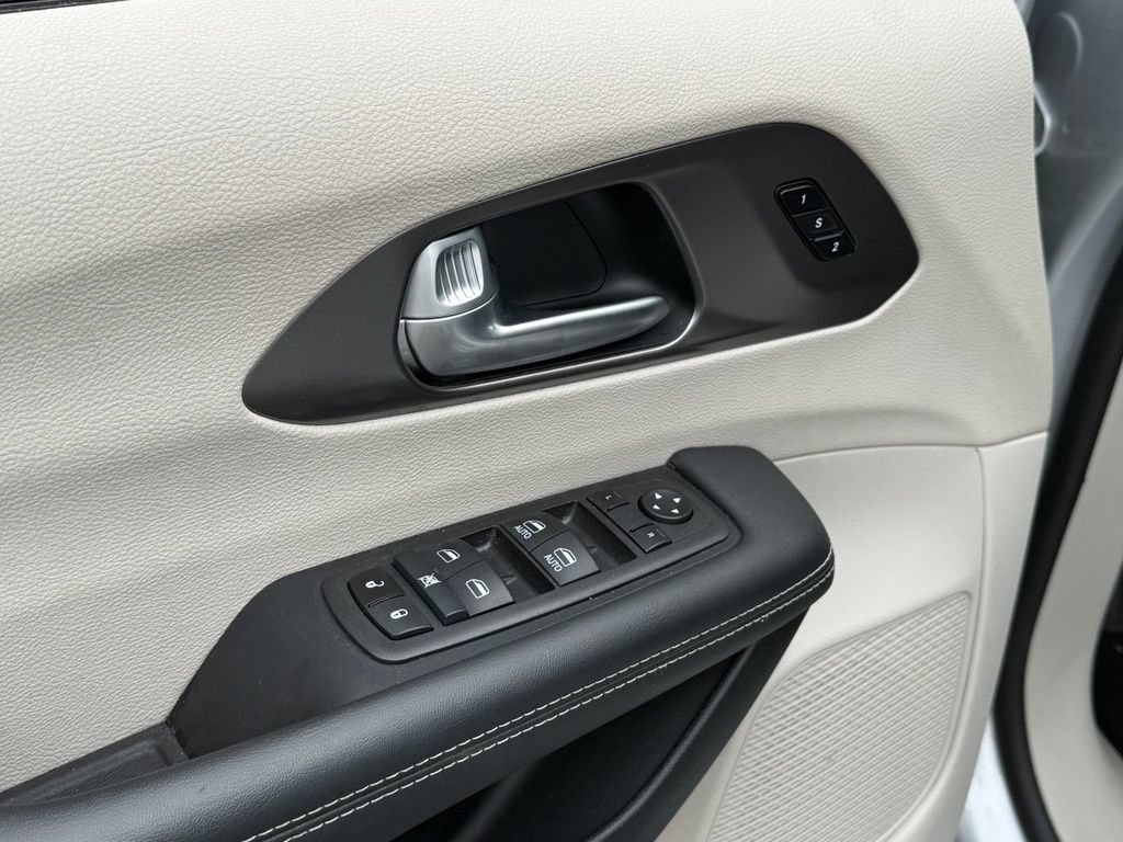 Used 2024 Chrysler Pacifica Touring-L FWD image 21