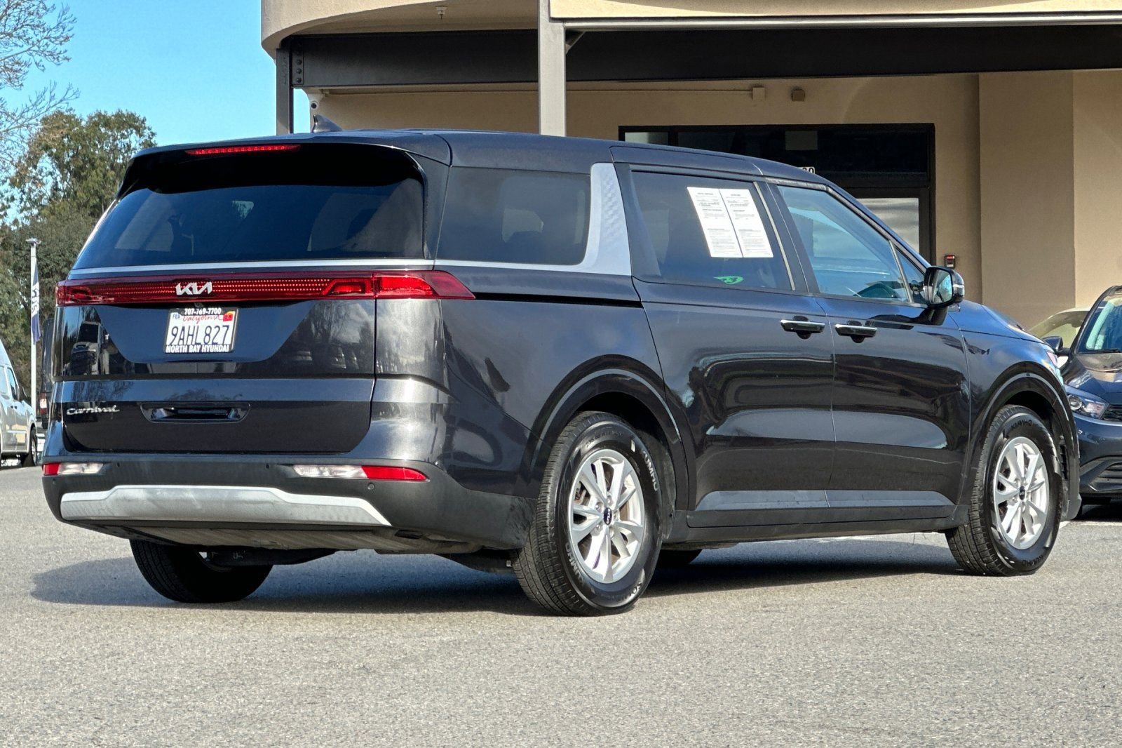 Used 2022 Kia Carnival LX image 4