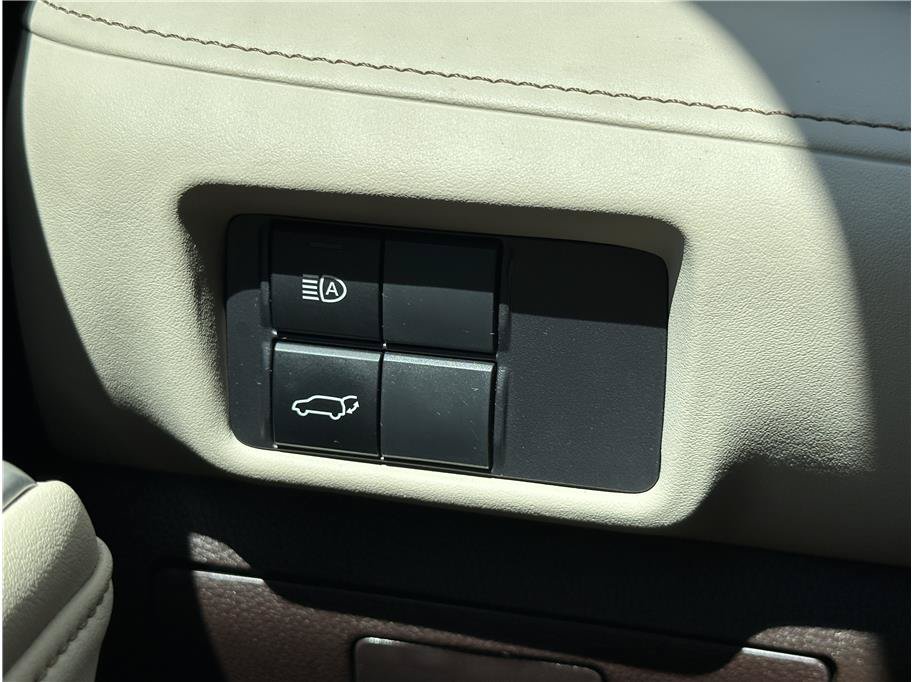 Used 2022 Toyota Highlander XLE AWD/4WD image 29
