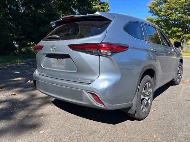 Used 2022 Toyota Highlander XLE AWD/4WD image 4
