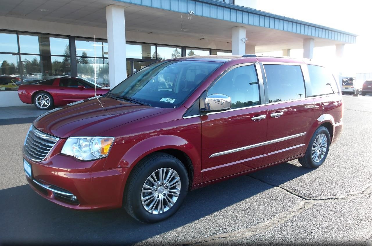 Used 2013 Chrysler Town & Country Touring-L w/ Entertainment Group #2 image 2