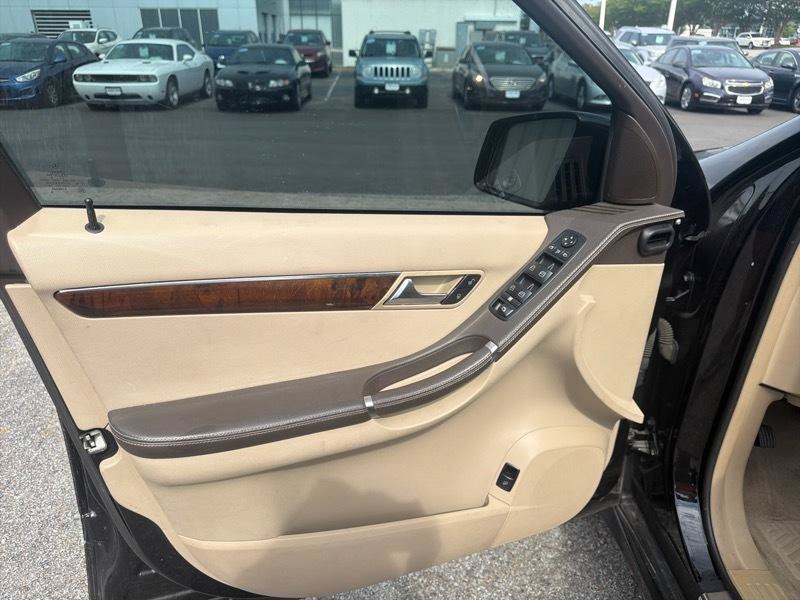 Used 2011 Mercedes-Benz R 350 4MATIC image 29