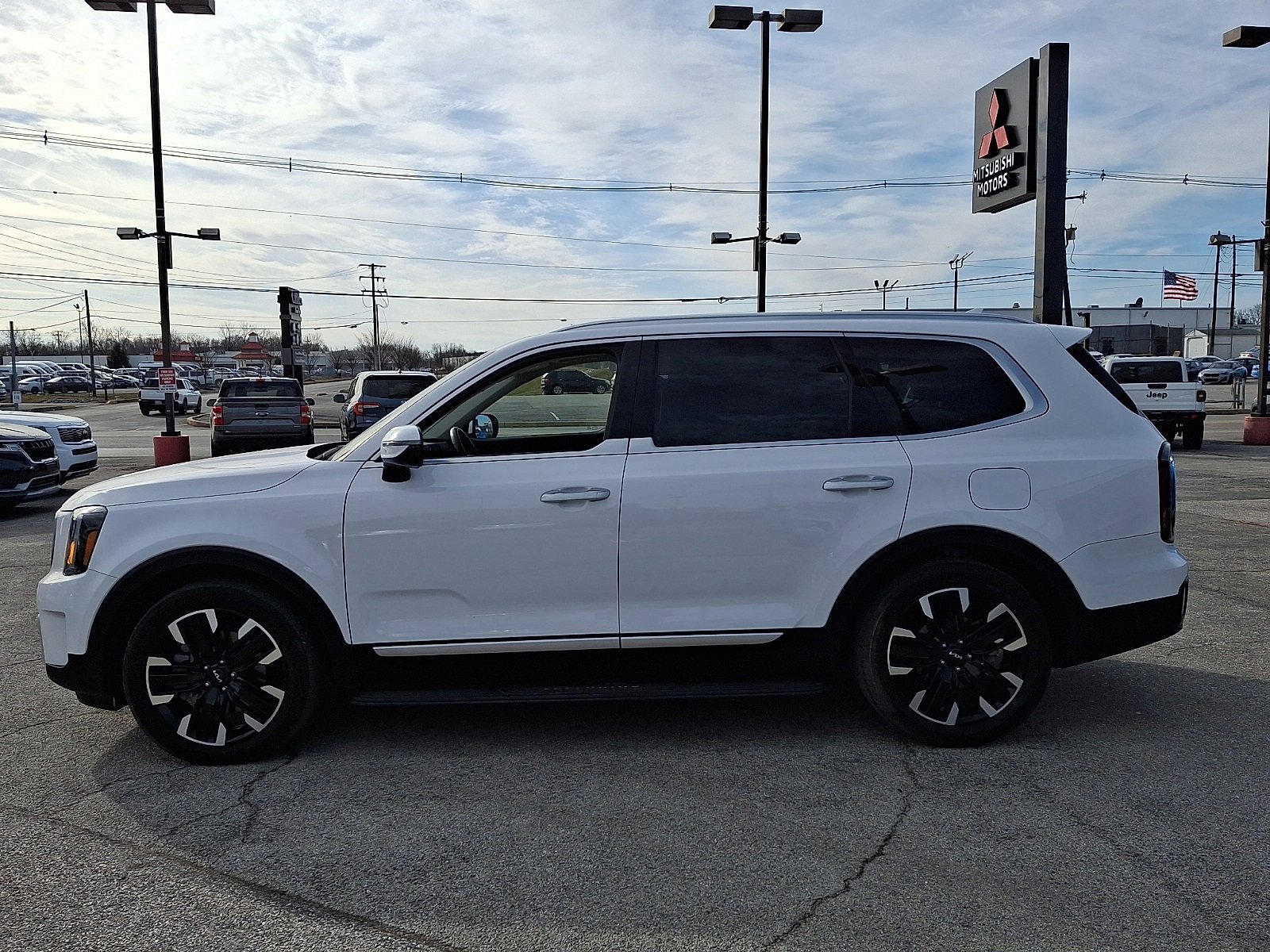 Used 2024 Kia Telluride SX w/ Towing Package image 4