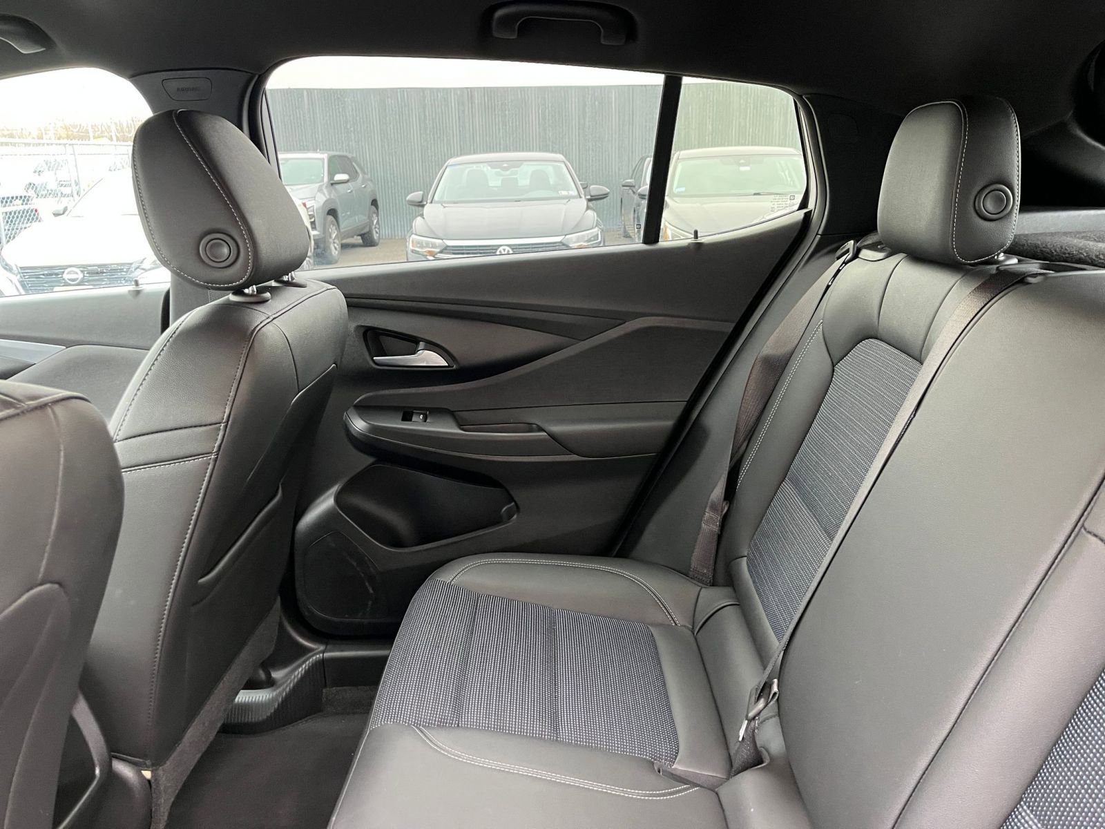 Used 2025 Buick Envista Preferred image 39