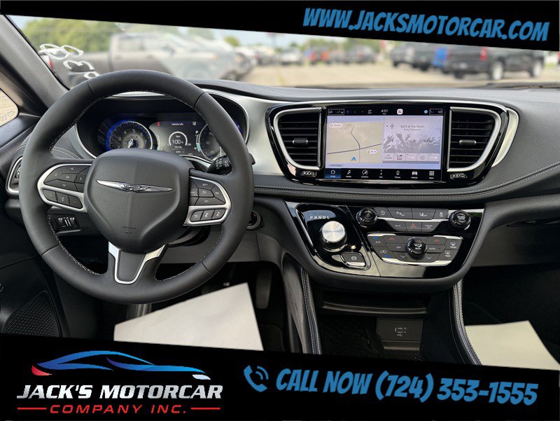 Used 2026 Chrysler Pacifica Limited FWD image 30