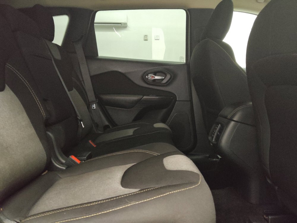 Used 2015 Jeep Cherokee Sport FWD image 19