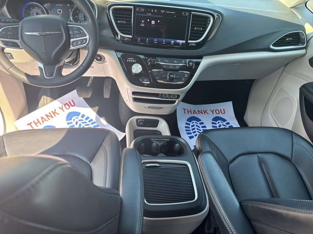 Used 2023 Chrysler Pacifica Touring-L FWD image 31