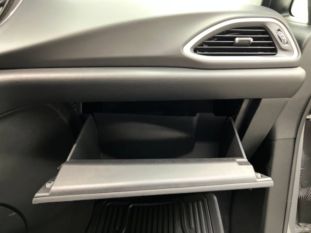 Used 2025 Chrysler Pacifica Select FWD image 40