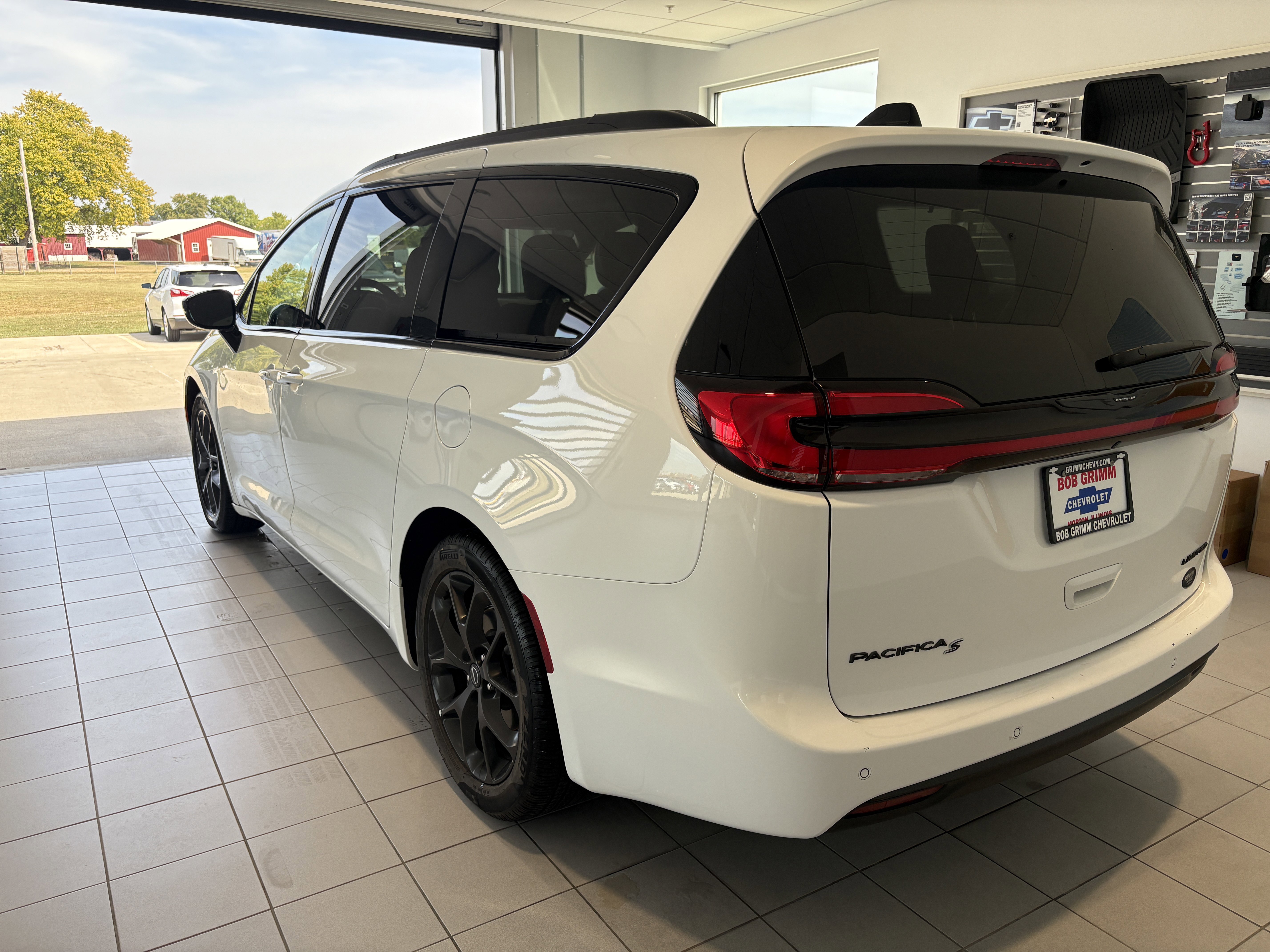 Used 2025 Chrysler Pacifica Limited image 3