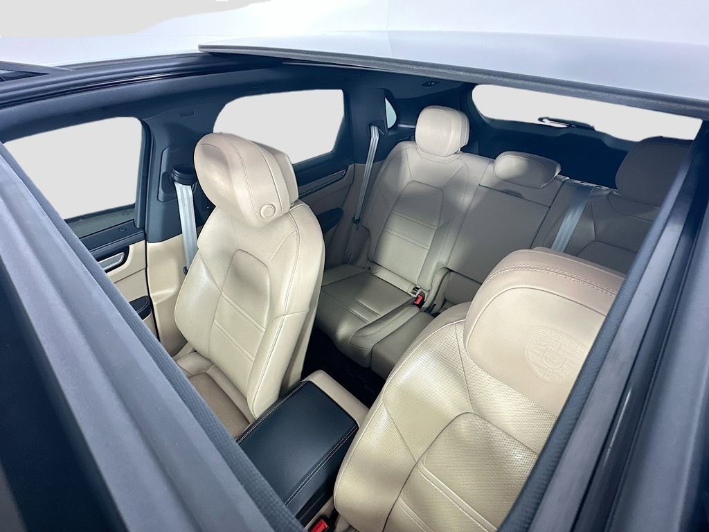Certified 2022 Porsche Cayenne Platinum Edition image 14
