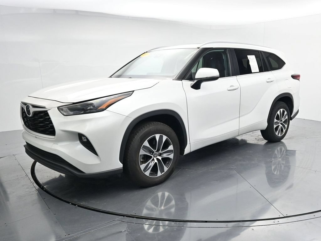 Used 2024 Toyota Highlander XLE FWD image 4