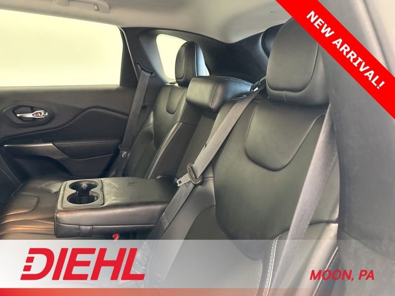 Used 2019 Jeep Cherokee Latitude Plus w/ Cold Weather Group AWD/4WD image 16