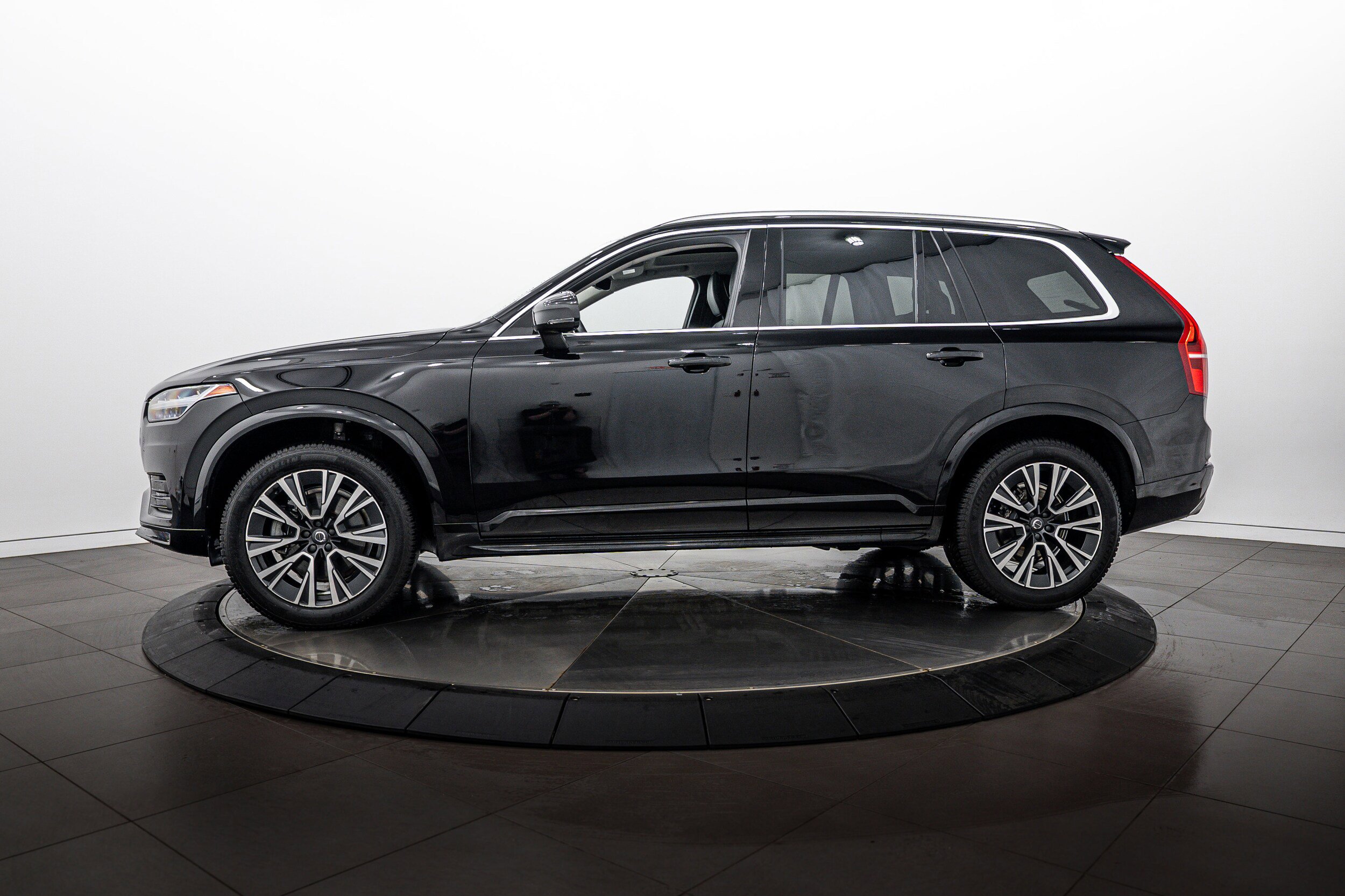 Used 2020 Volvo XC90 T5 Momentum w/ Protection Package Premier AWD/4WD image 6