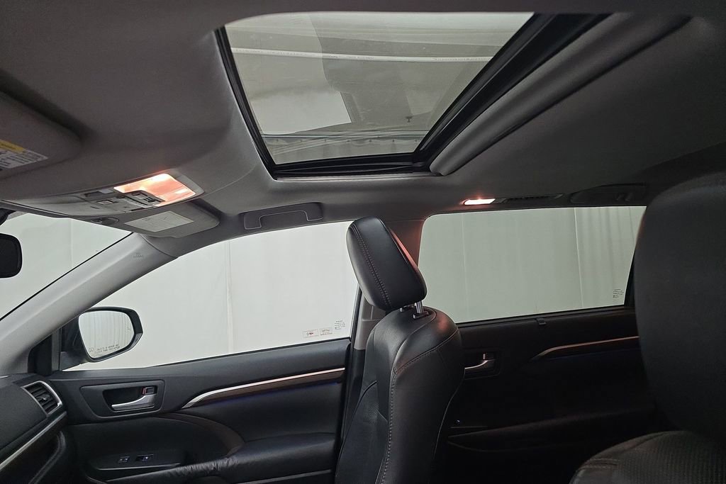 Used 2016 Toyota Highlander Limited w/ Driver Technology Package image 22