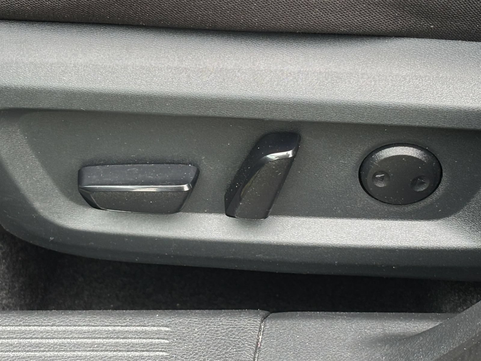 Used 2025 Nissan Rogue SV FWD image 21