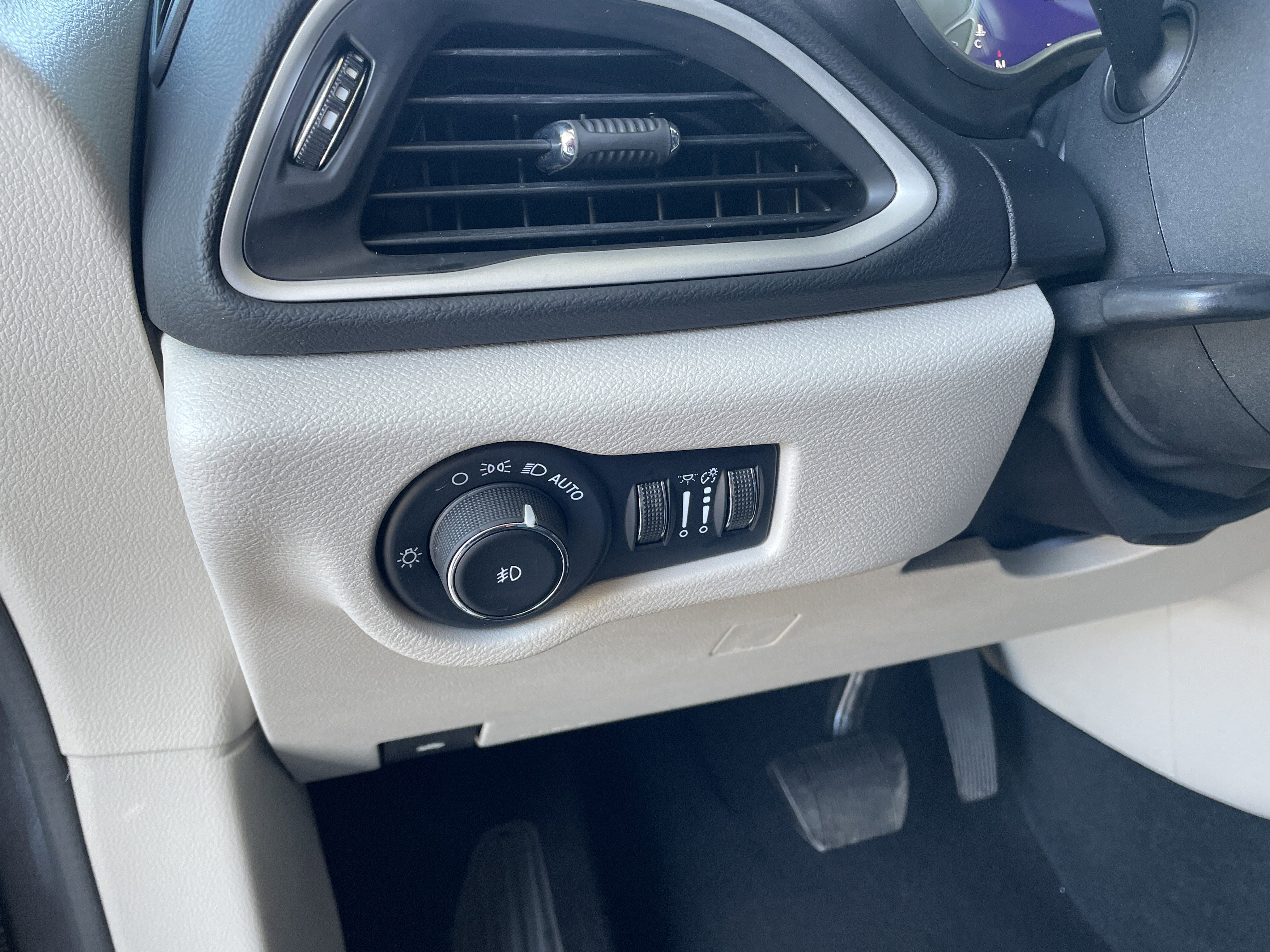 Used 2023 Chrysler Pacifica Touring-L image 30