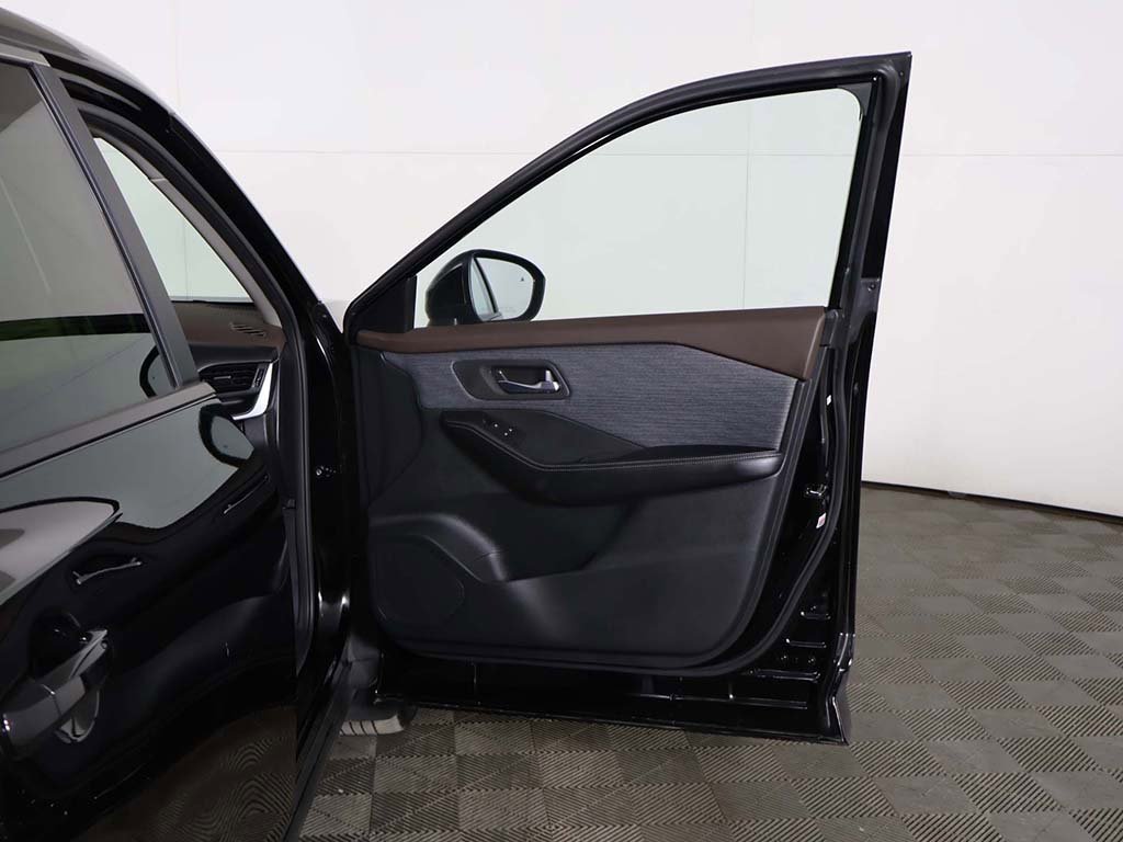 Used 2023 Nissan Rogue SV image 17