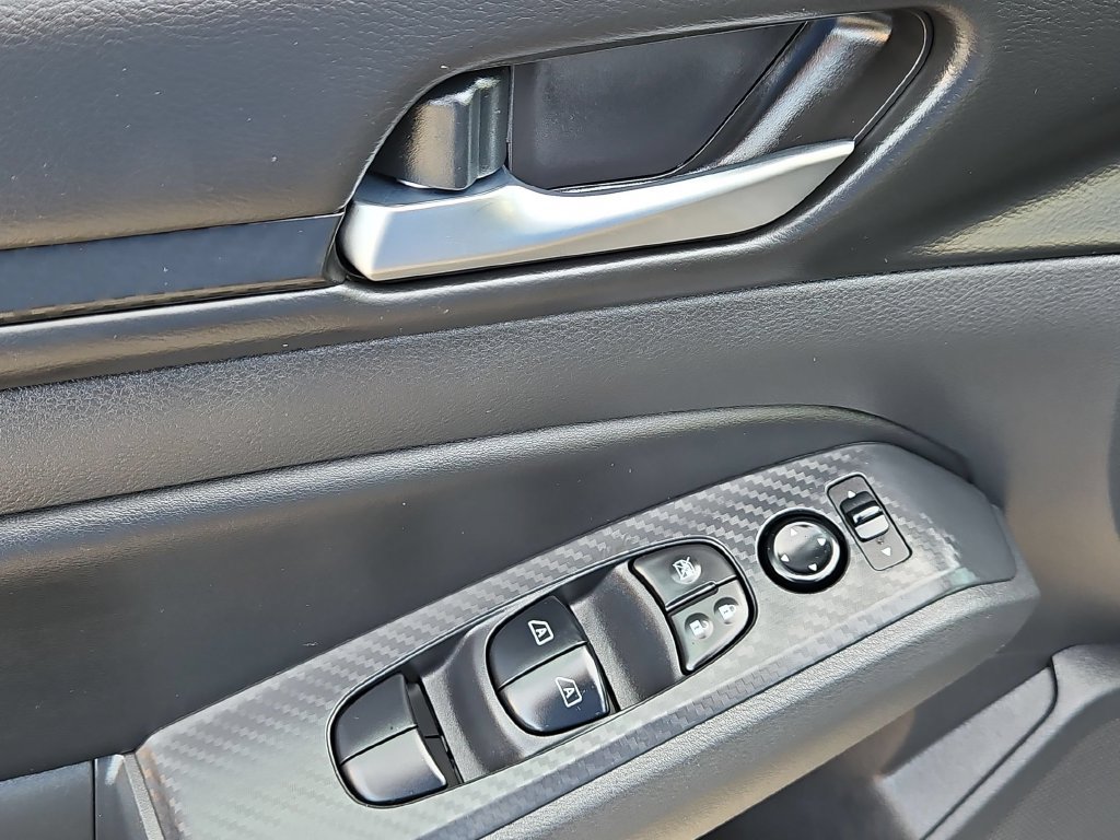 Used 2025 Nissan Altima 2.5 SV FWD image 13