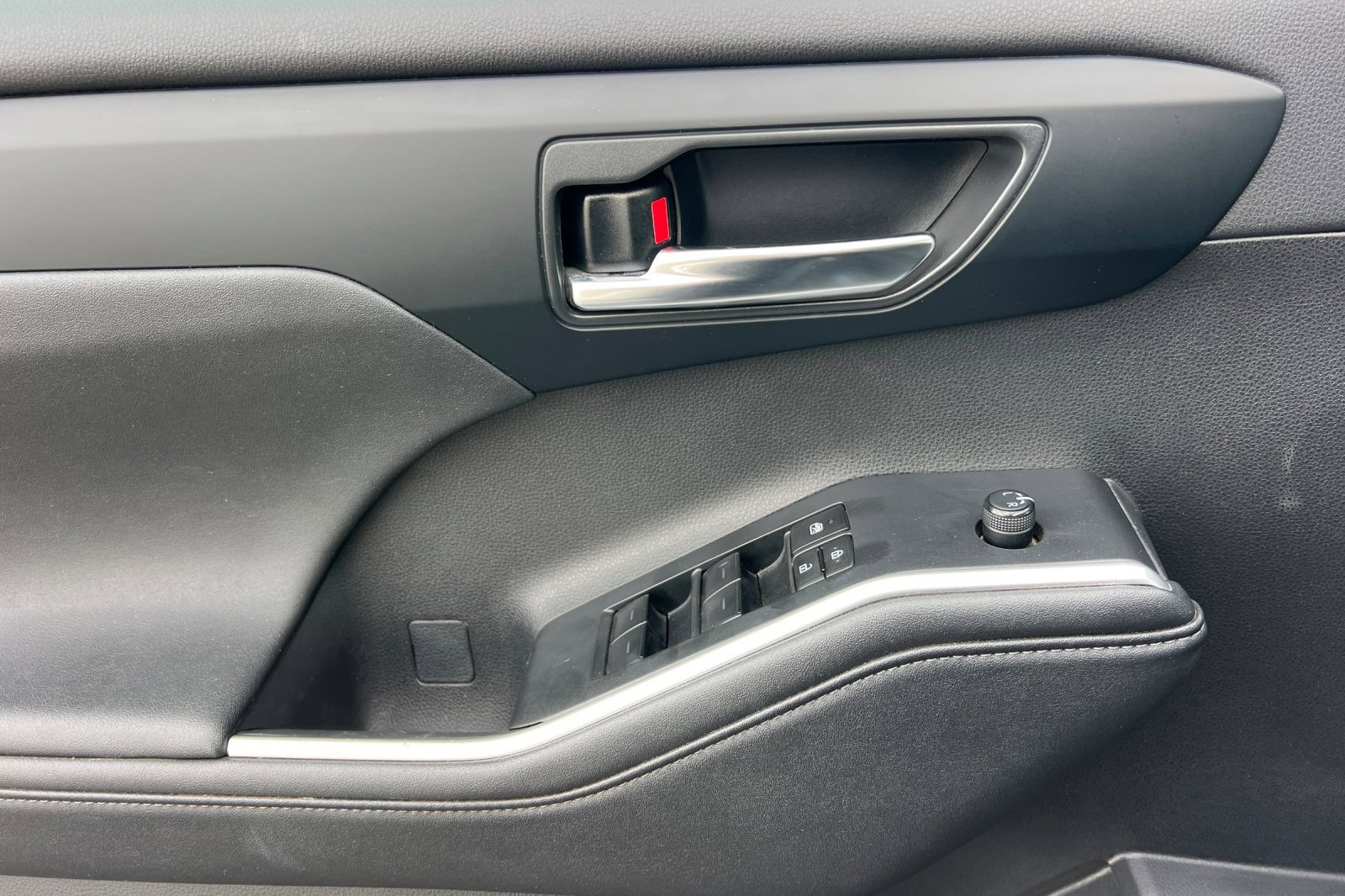 Used 2024 Toyota Highlander XLE image 11