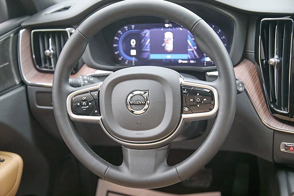 Certified 2025 Volvo XC60 B5 Ultra image 27
