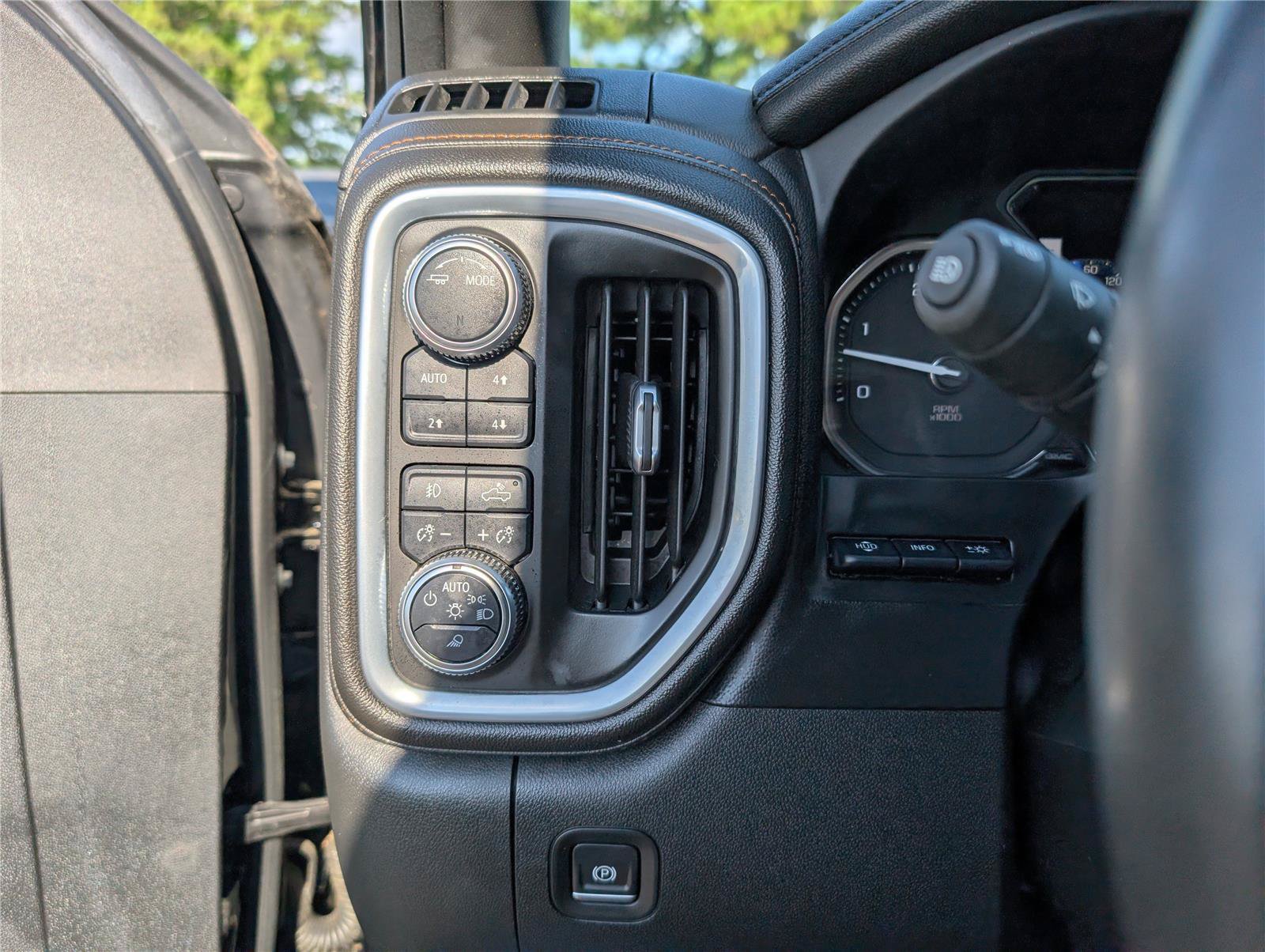 Used 2021 GMC Sierra 2500 AT4 w/ AT4 Premium Plus Package AWD/4WD image 29