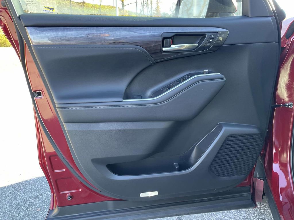 Used 2023 Toyota Highlander Limited image 7
