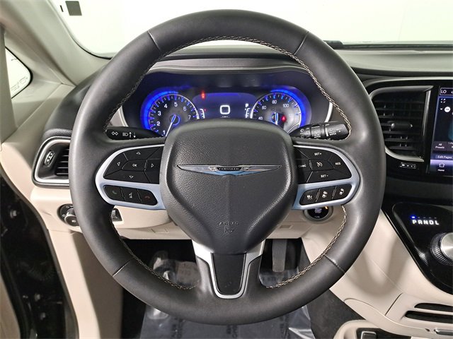Used 2023 Chrysler Pacifica Touring-L image 25