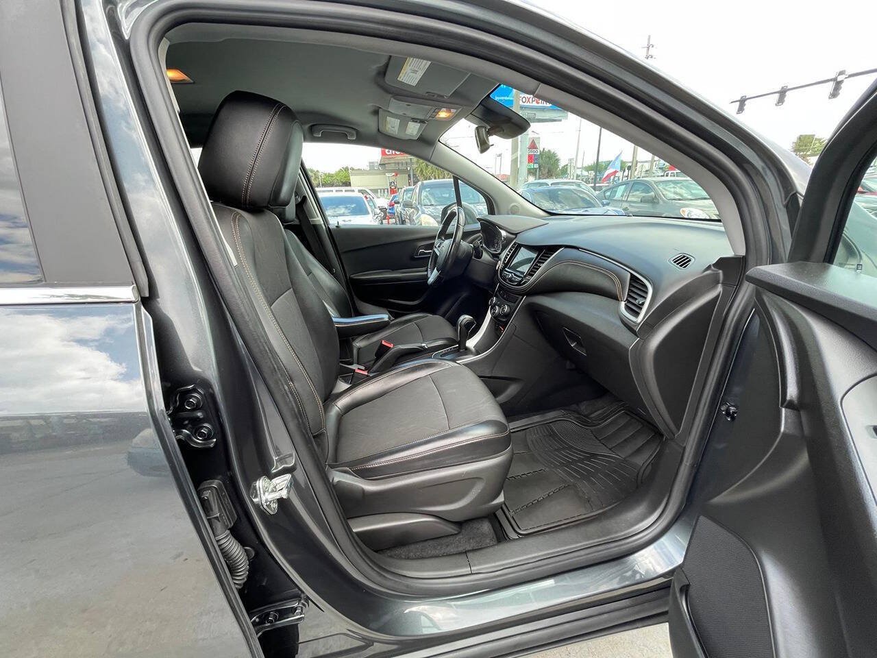 Used 2018 Chevrolet Trax LT w/ LT Convenience Package FWD image 17
