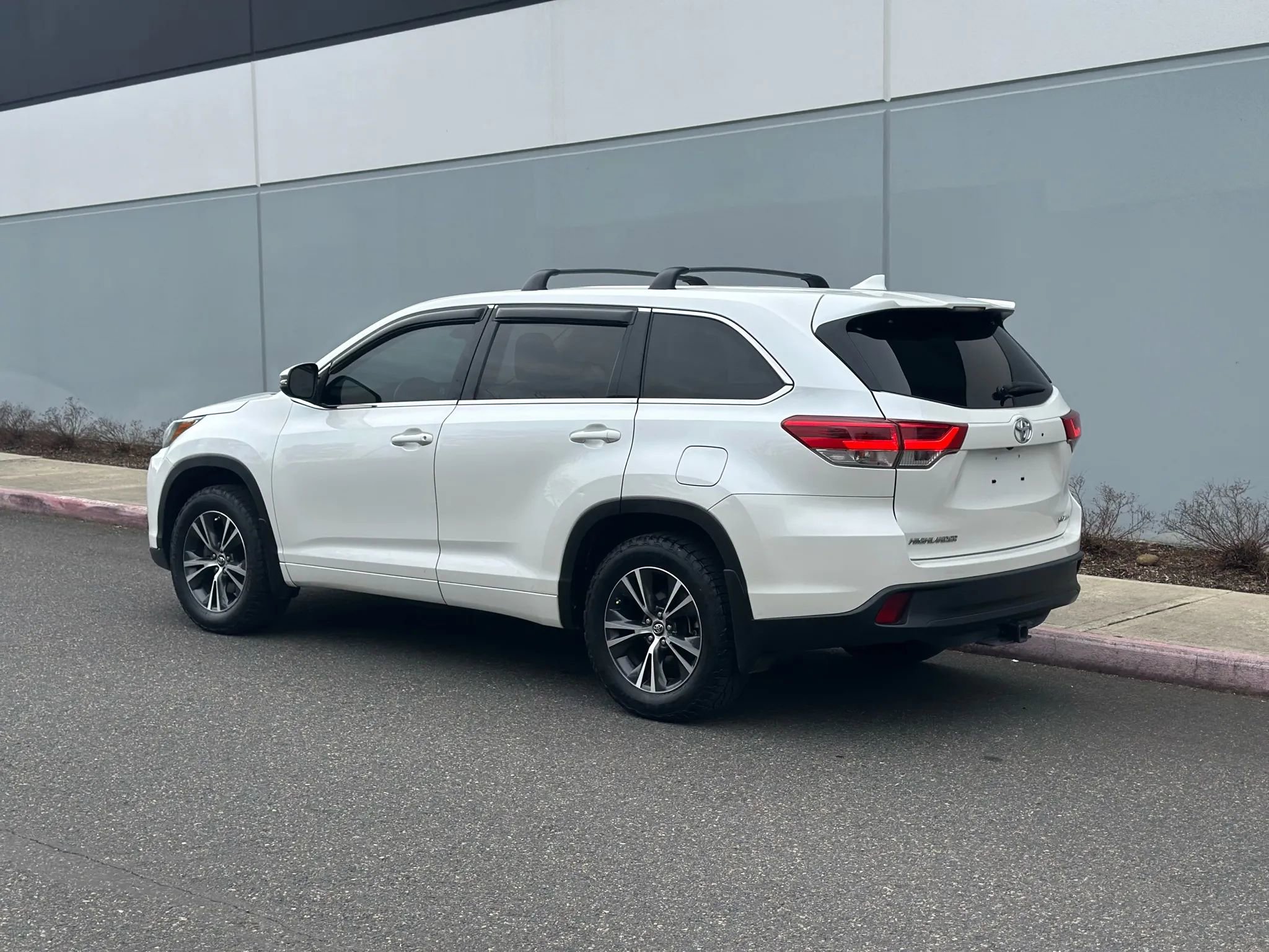 Used 2018 Toyota Highlander Plus AWD/4WD image 4