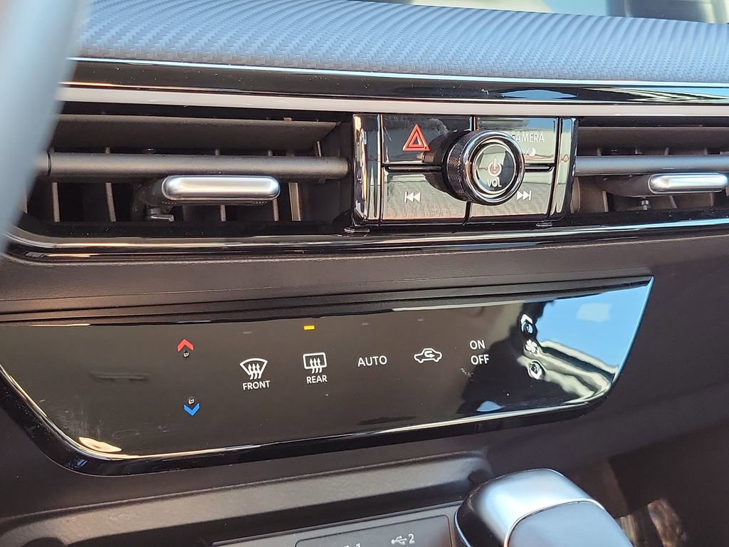 Used 2025 Nissan Kicks SR image 11