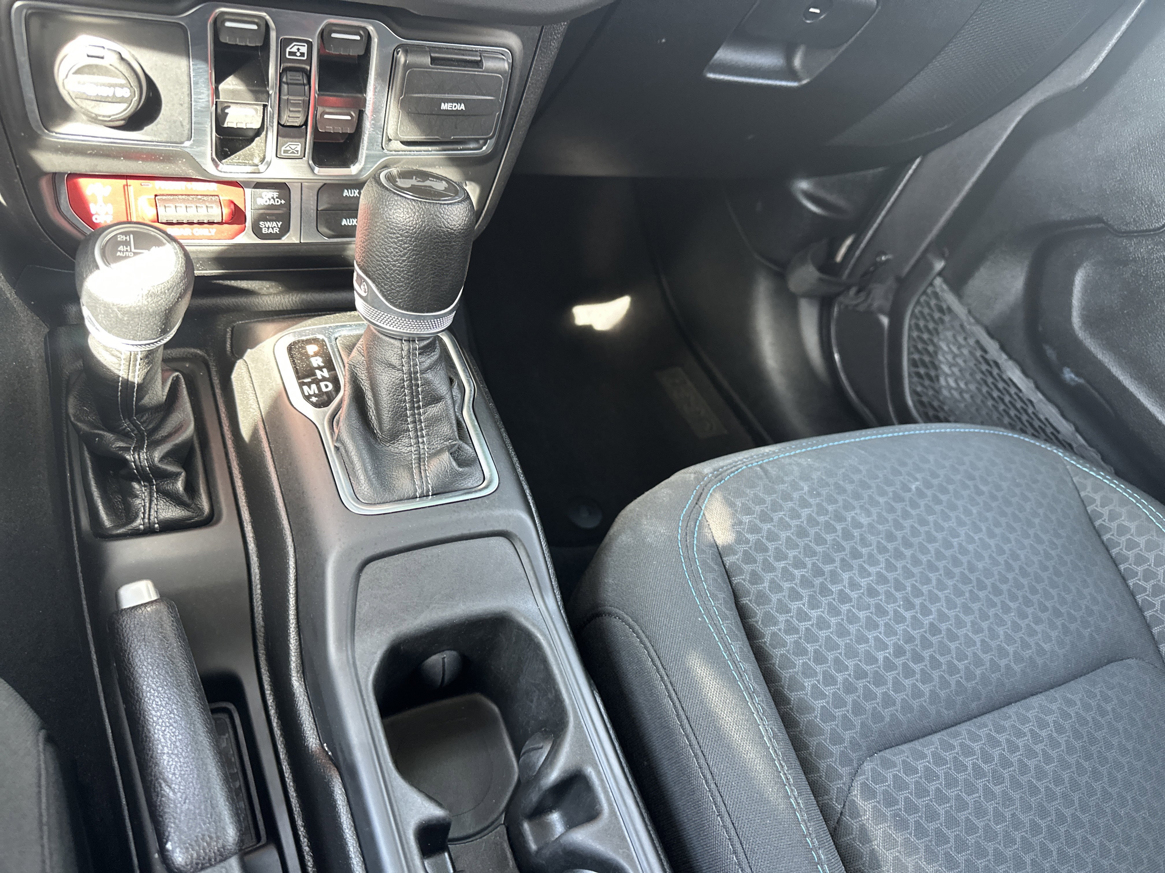 Used 2025 Jeep Wrangler Unlimited Rubicon 4xe w/ Convenience Group AWD/4WD image 19