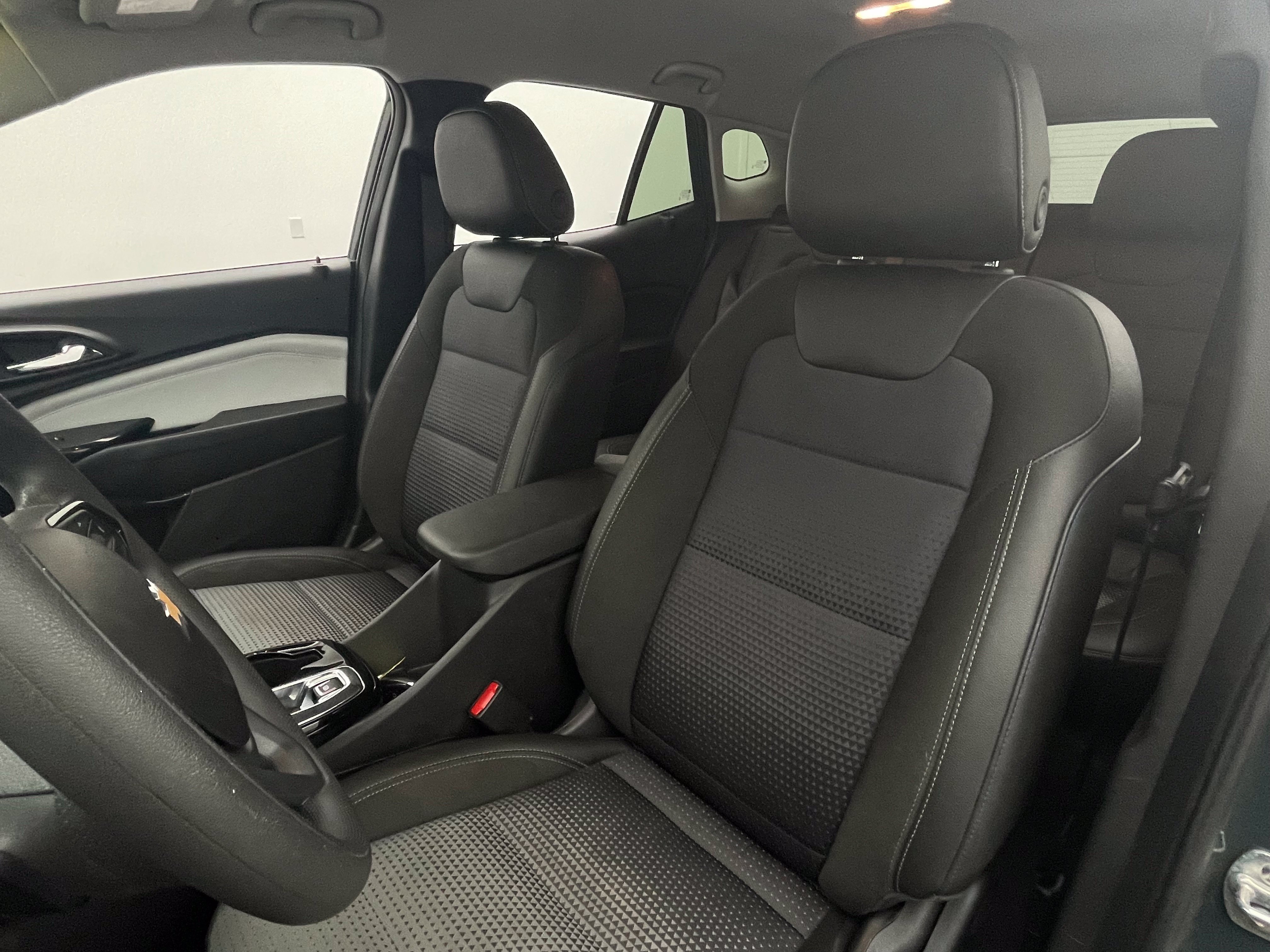Used 2025 Chevrolet Trax LT FWD image 16