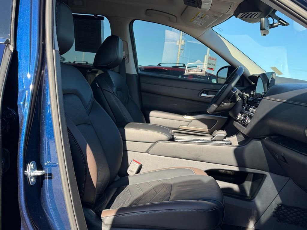 Used 2025 Nissan Pathfinder Platinum image 26