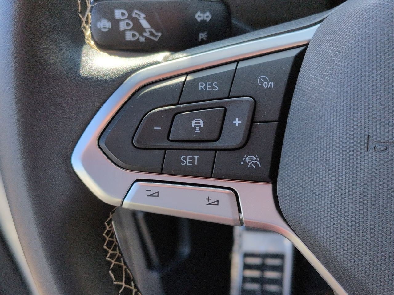 Used 2023 Volkswagen Tiguan SE R-Line image 11