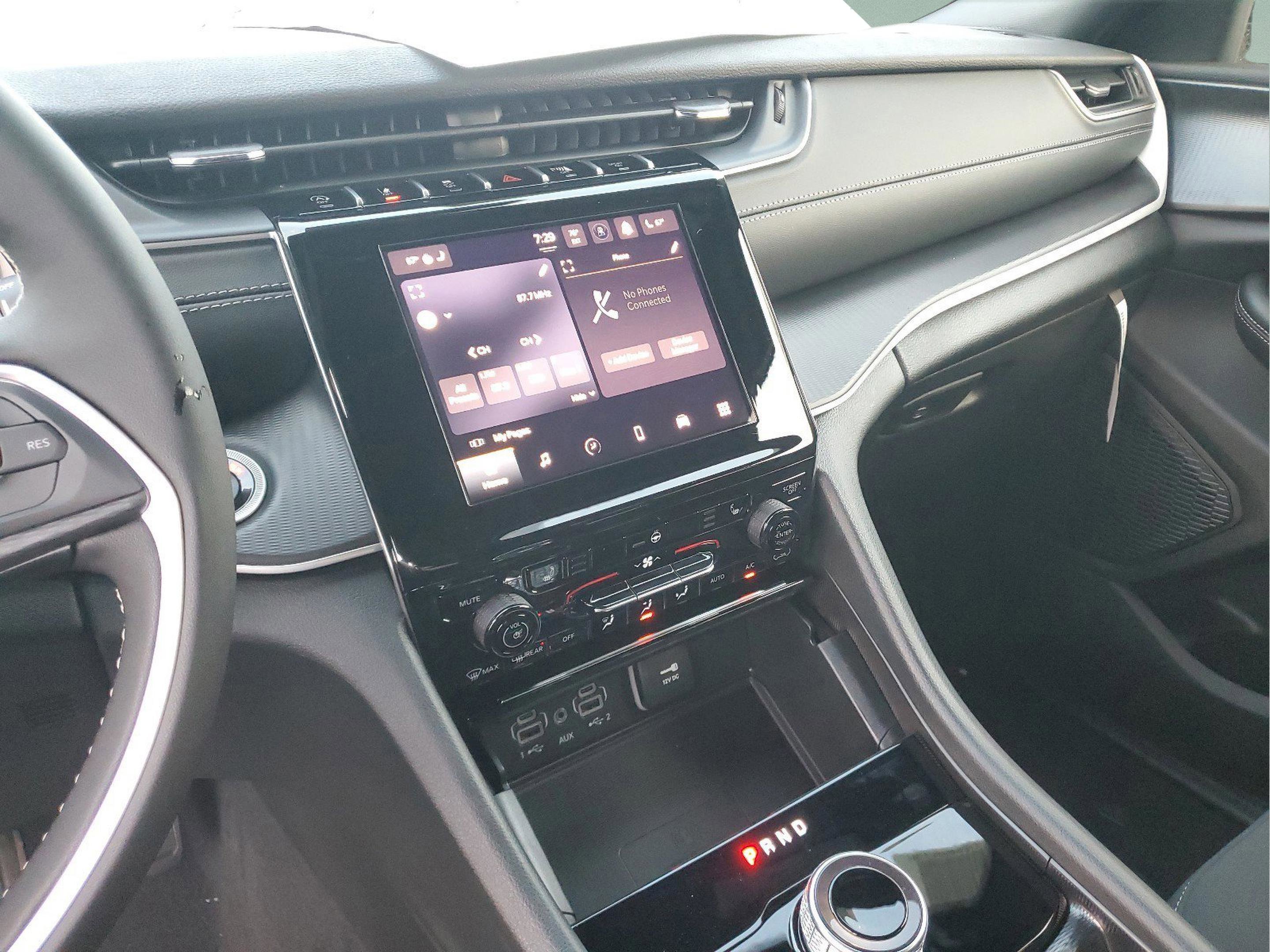 New 2025 Jeep Grand Cherokee Laredo w/ Luxury Tech Group I image 23