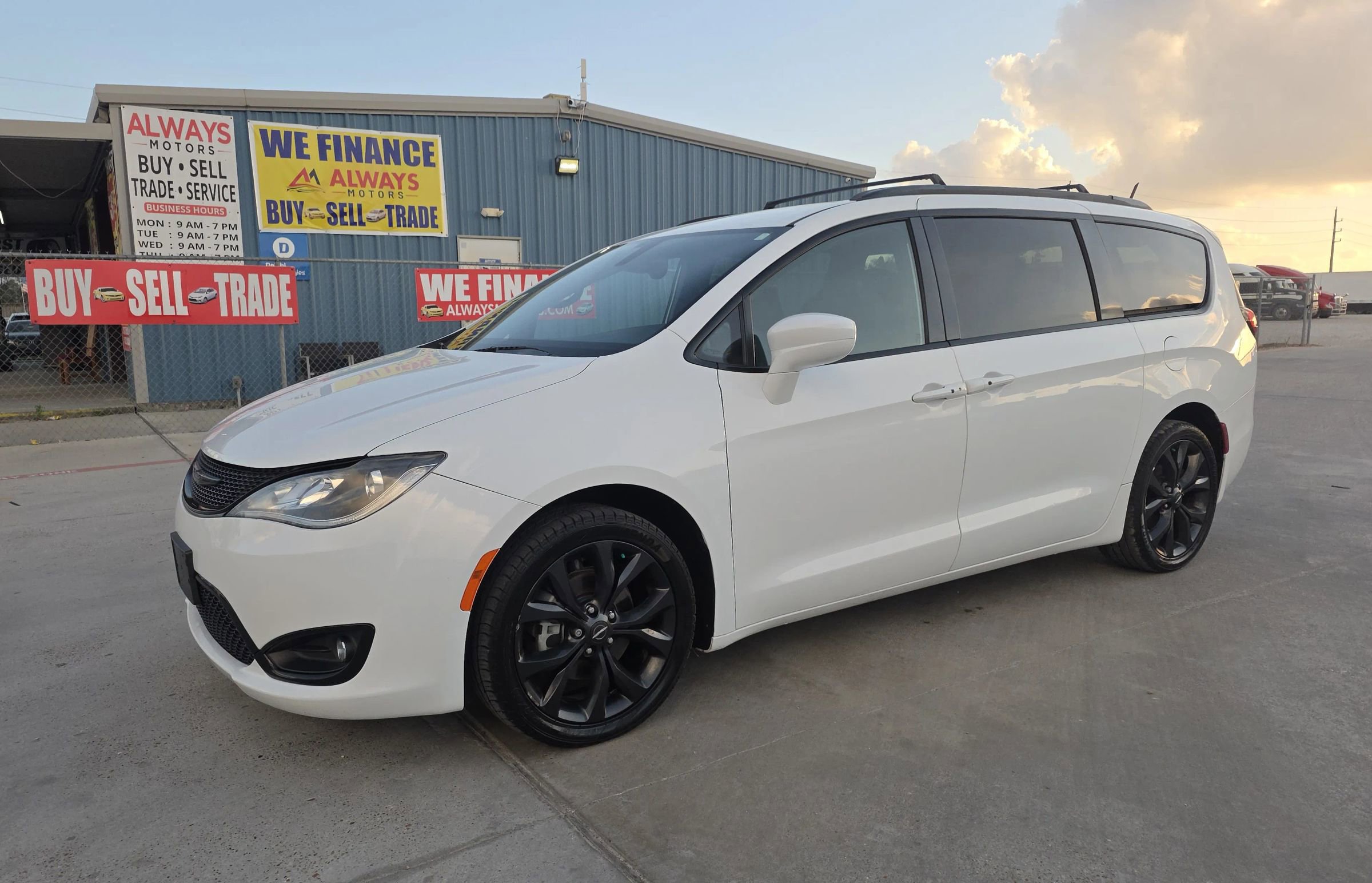 Used 2019 Chrysler Pacifica Touring-L Plus w/ S Appearance Package FWD image 1