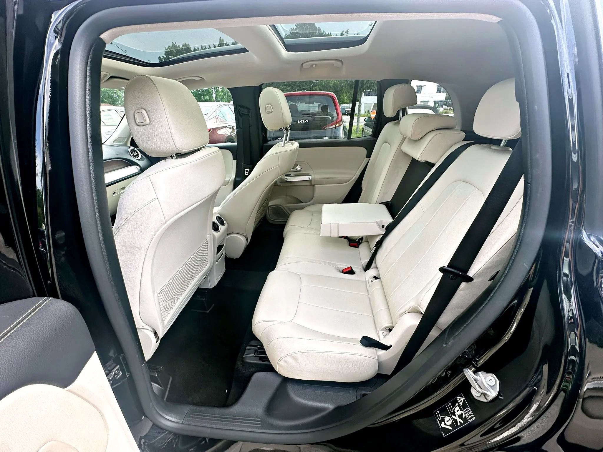 Used 2023 Mercedes-Benz GLB 250 4MATIC w/ Premium Package image 17