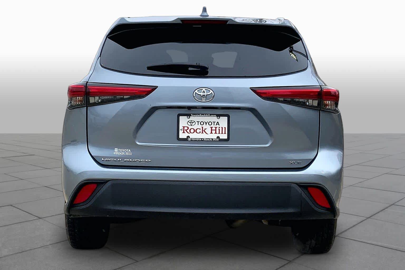 Used 2023 Toyota Highlander XLE FWD image 5