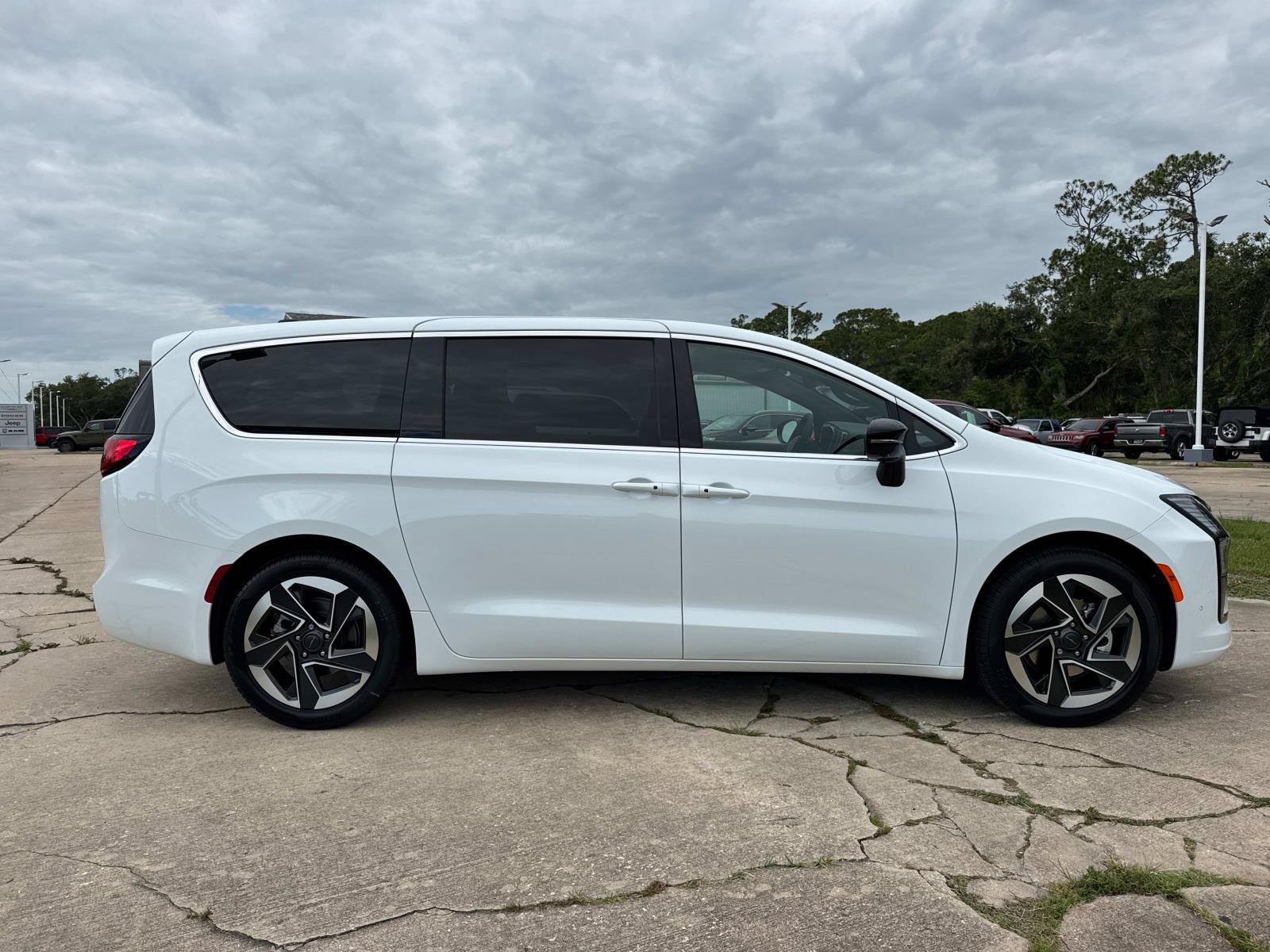 New 2027 Chrysler Pacifica Limited FWD image 2