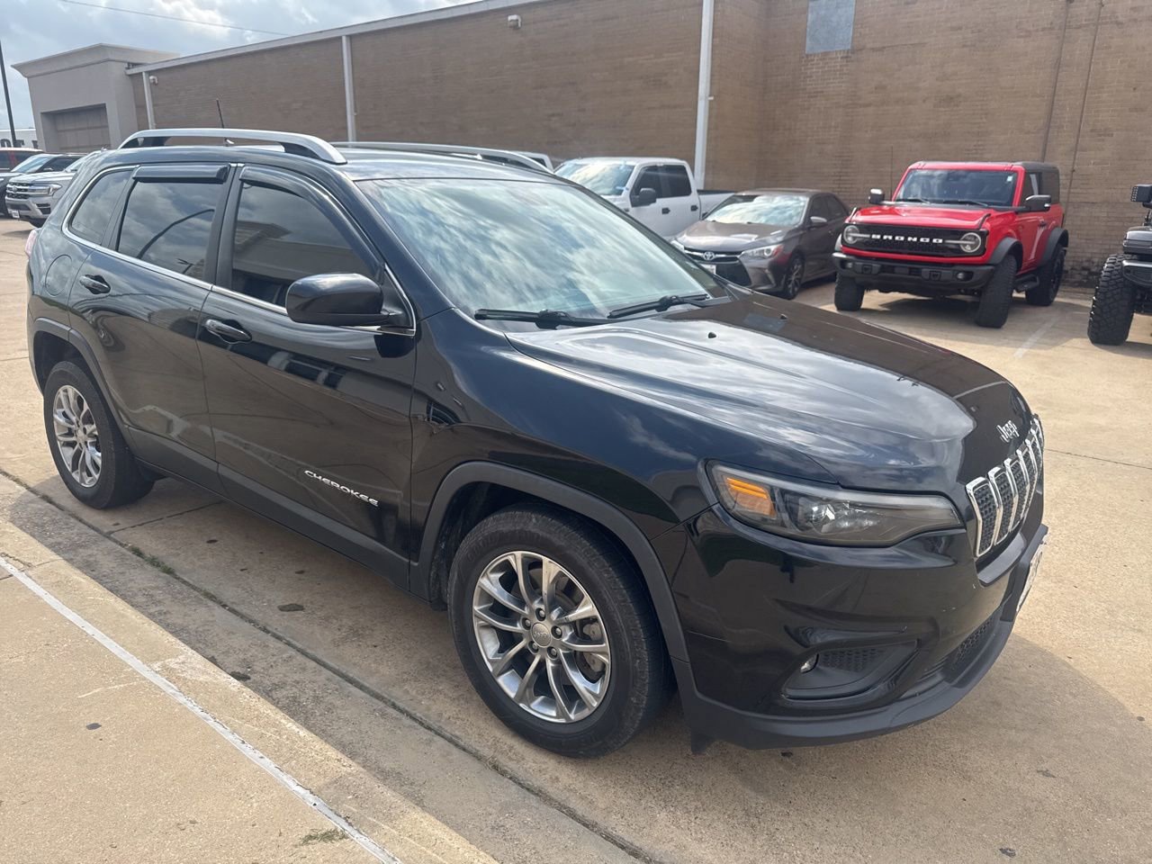 Used 2019 Jeep Cherokee Latitude Plus image 3
