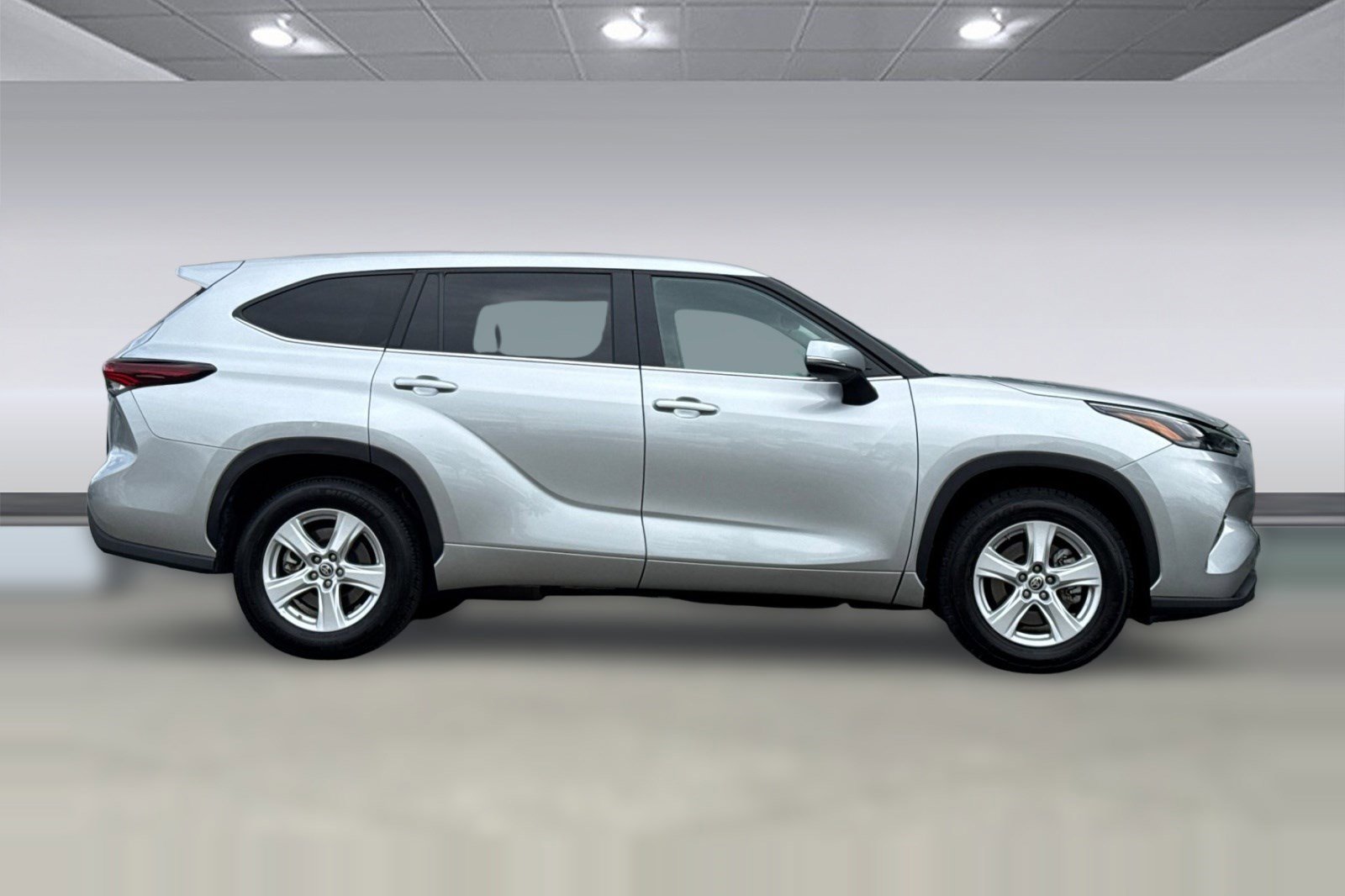 Used 2025 Toyota Highlander LE image 2