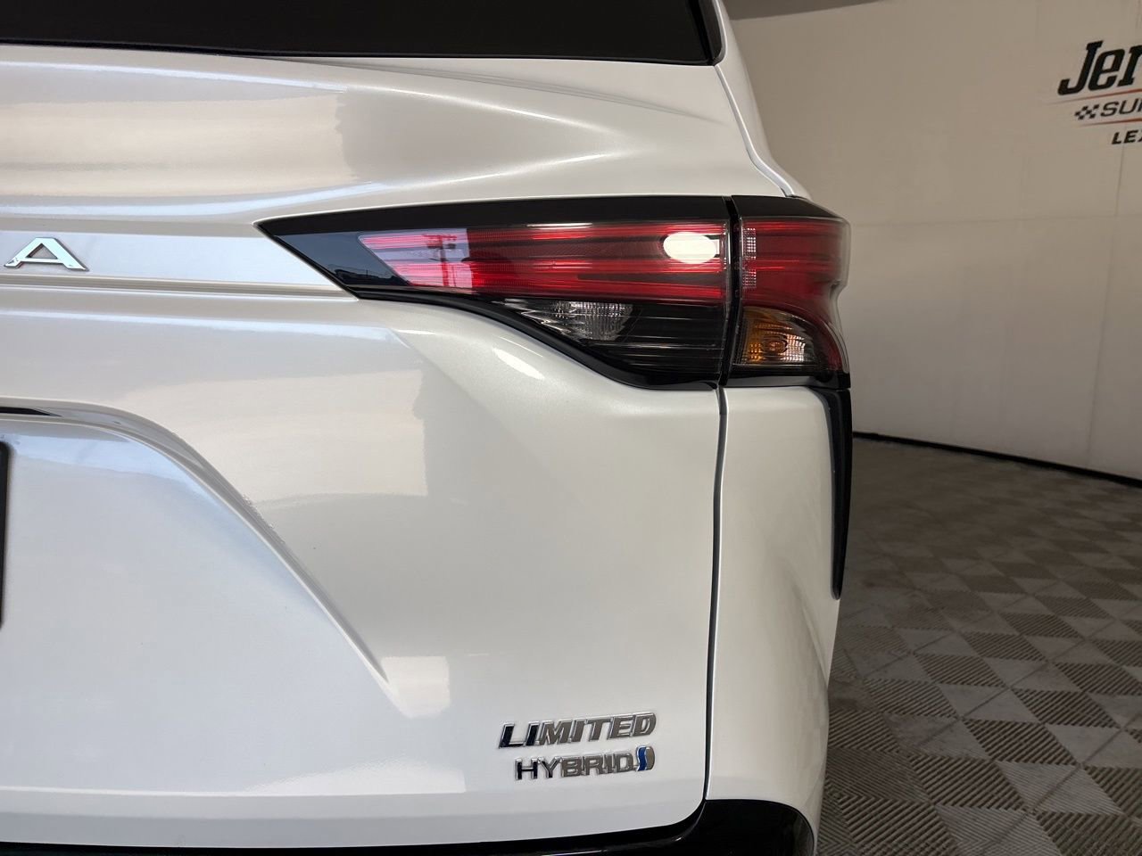 Used 2024 Toyota Sienna Limited AWD/4WD image 35