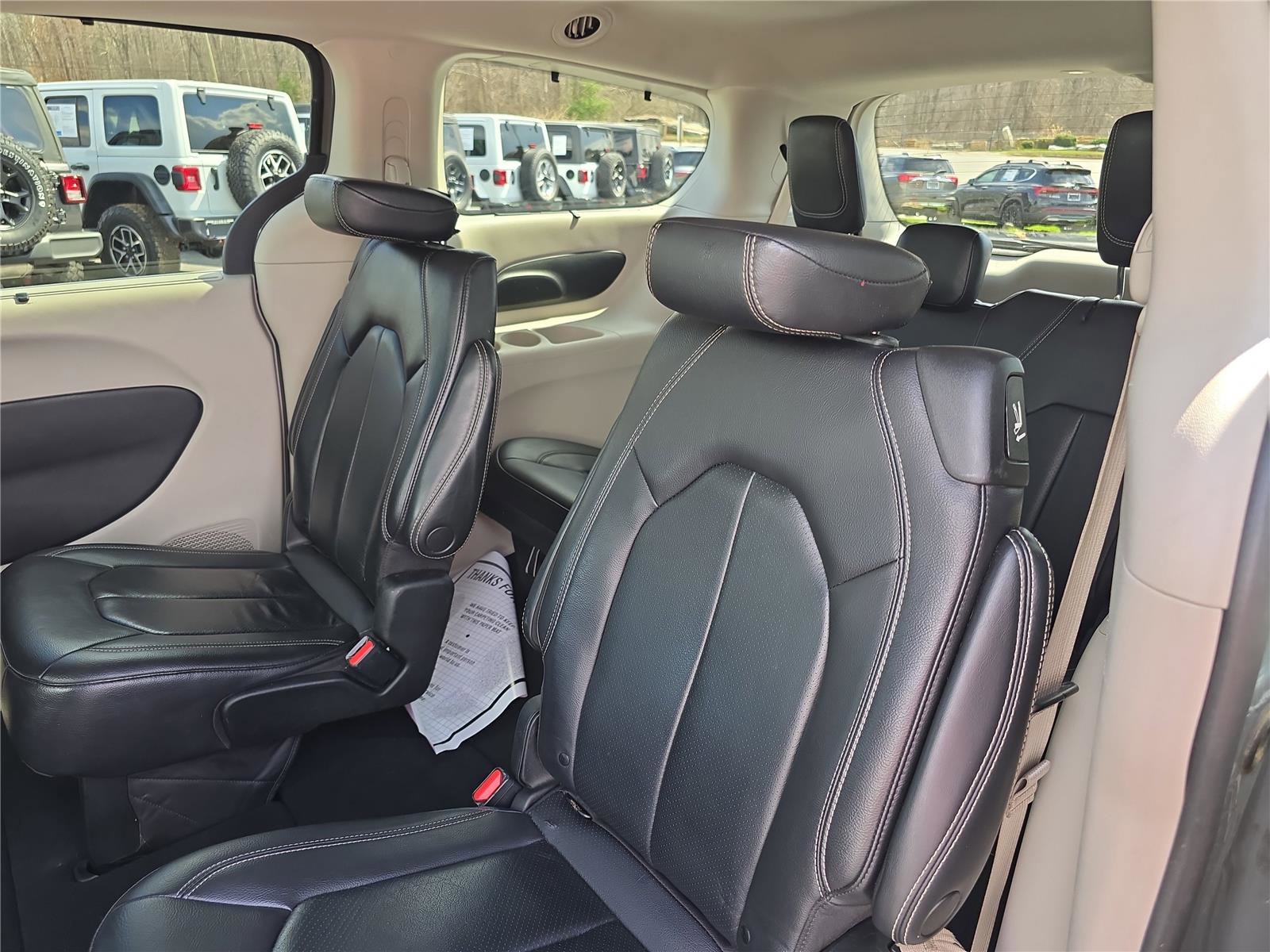 Used 2022 Chrysler Pacifica Touring-L image 14