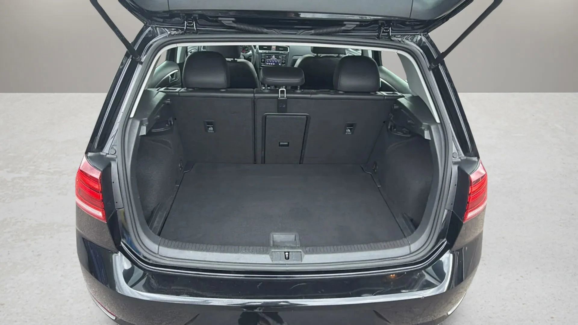 Used 2021 Volkswagen Golf 4-Door image 9