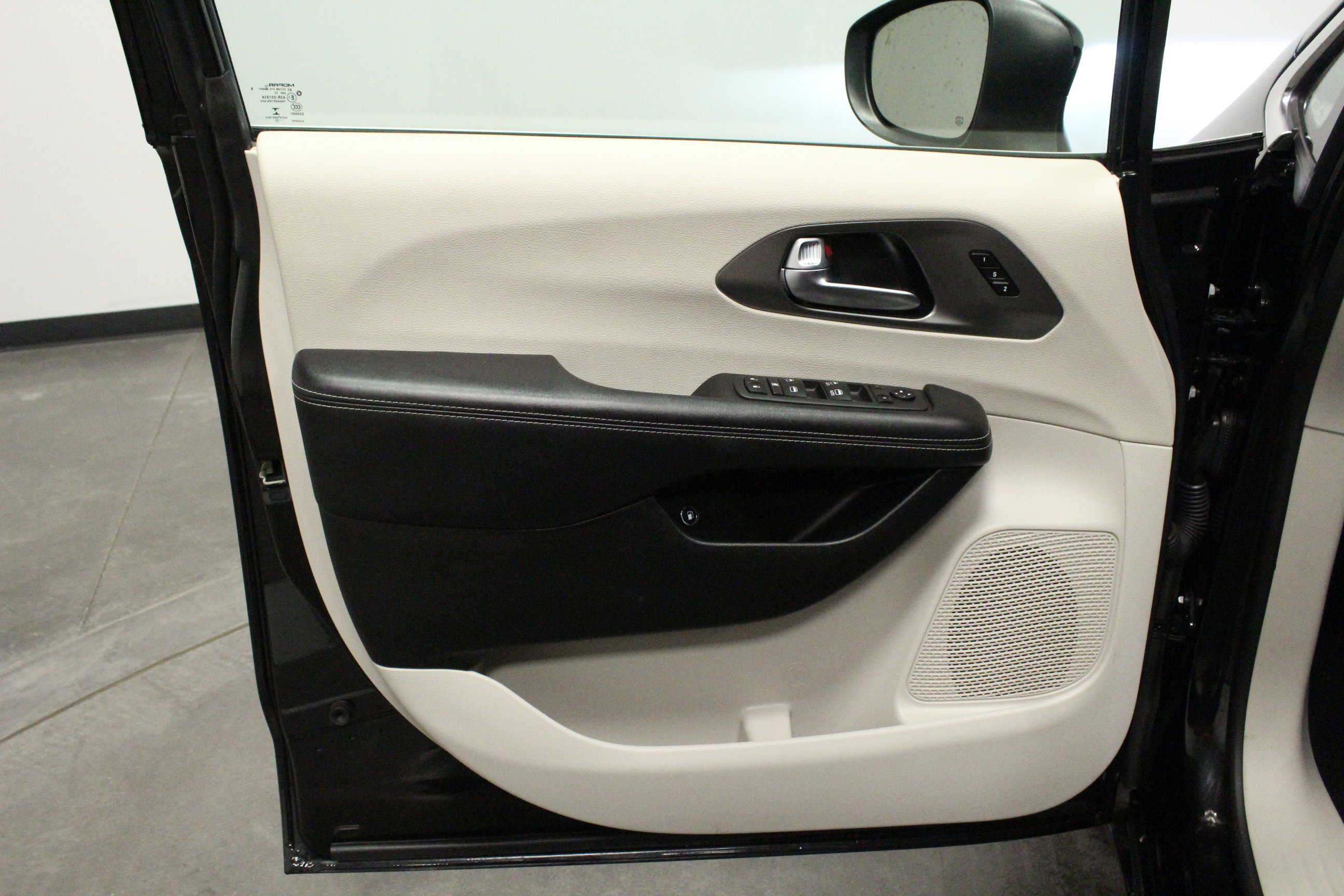 Used 2023 Chrysler Pacifica Touring-L FWD image 11