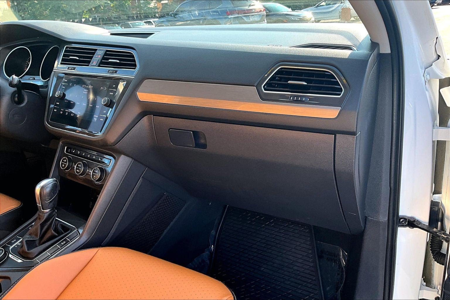 Used 2018 Volkswagen Tiguan SE w/ 3rd Row Seat Package AWD/4WD image 15