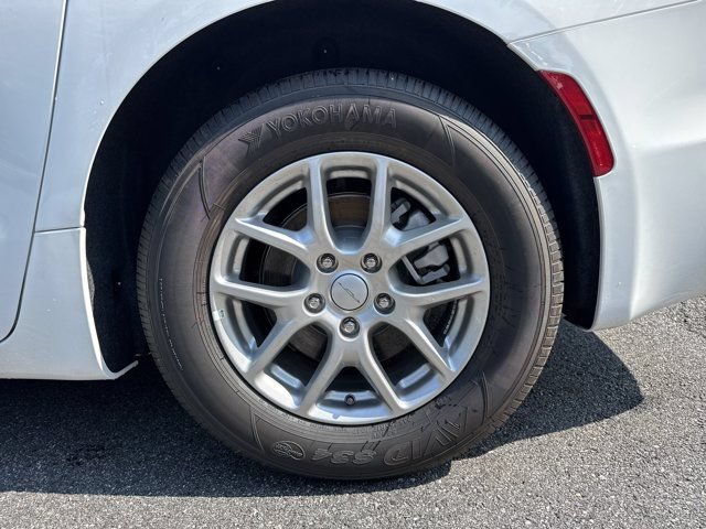 New 2027 Chrysler Pacifica Select FWD image 16