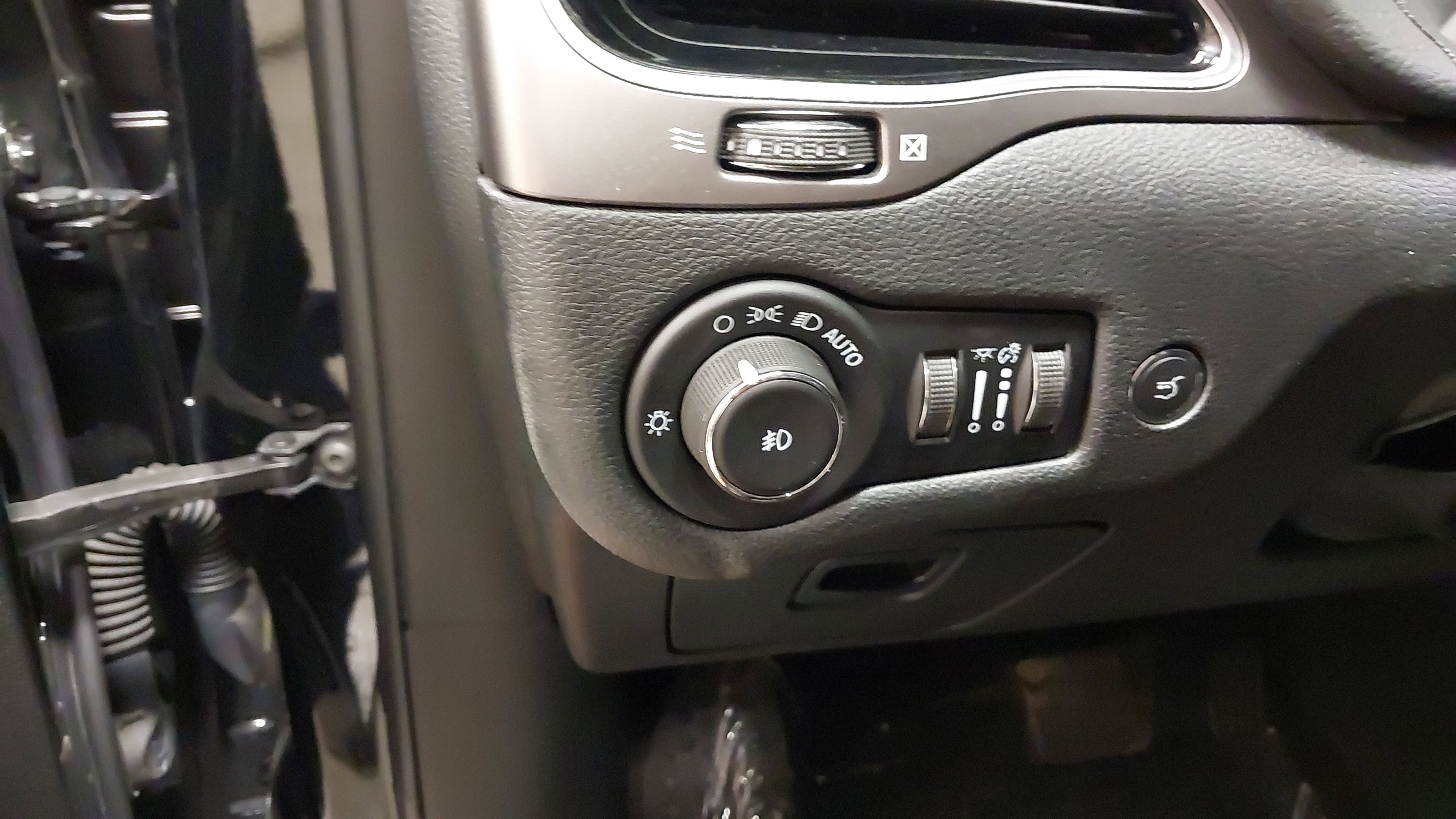 Used 2022 Jeep Cherokee Limited image 23